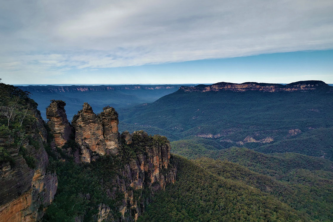 Wide photo of the three sisters at echo point lookout